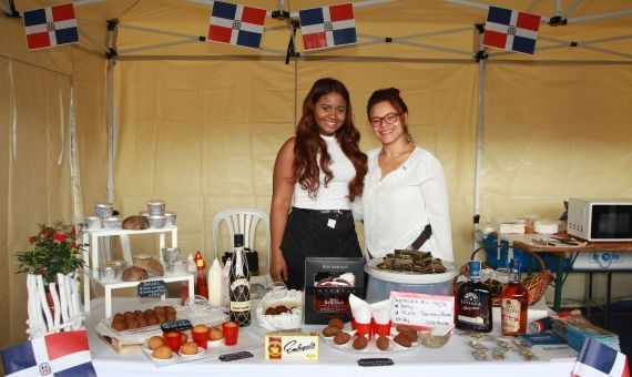 Lisbeth y Justina, en el stand de la República Dominicana