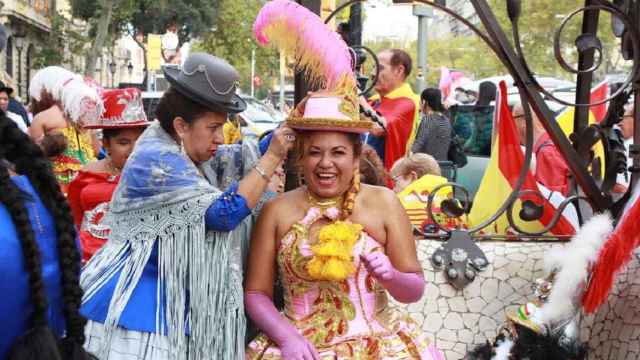 Agrupaciones de diferentes países latinoamericanos han participado en Barcelona en el Día de la Hispanidad / HUGO FERNÁNDEZ