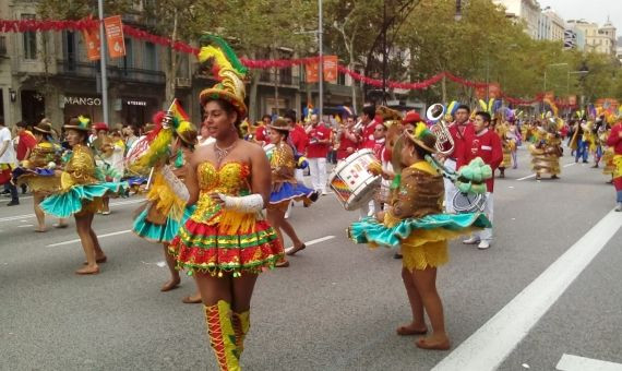 Una agrupación boliviana, en la mani del Día de la Hispanidad / MIKI