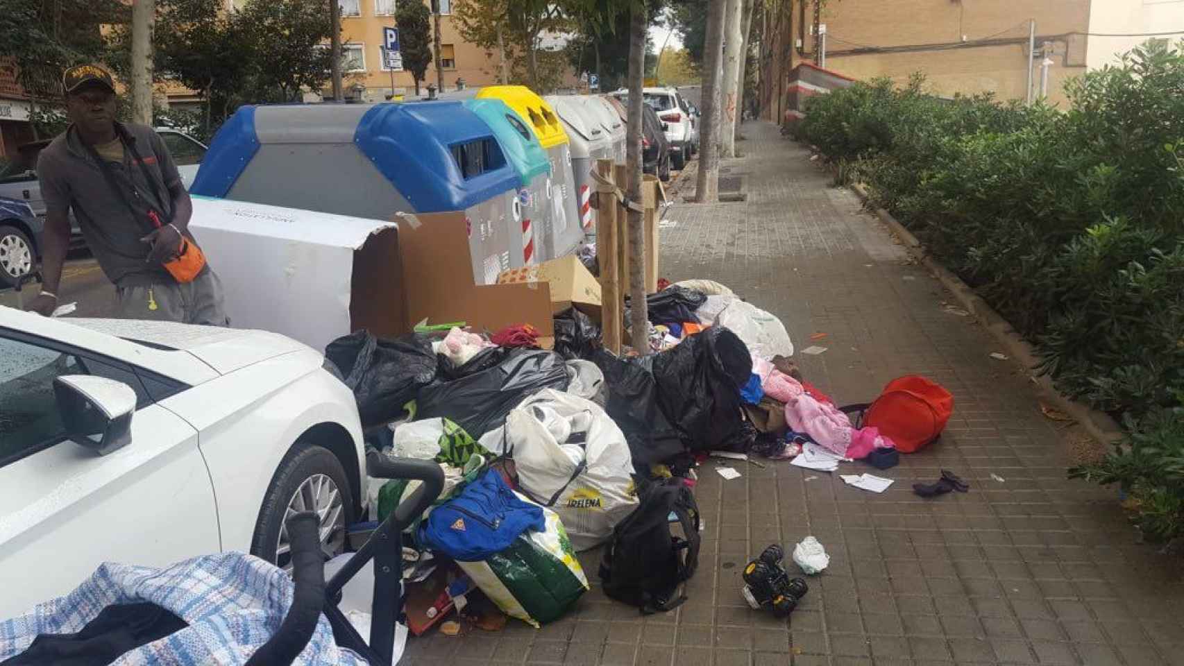 Una calle del Raval repleta de basura, uno de los motivos de enfado con Colau / RAVAL SUD TWITTER