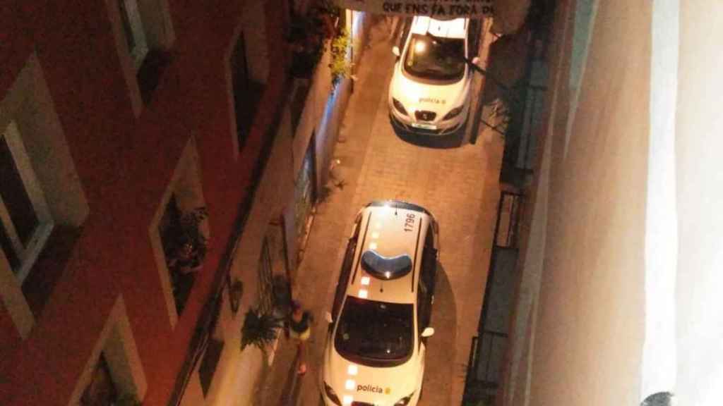 Patrullas de los Mossos d'Esquadra en la calle Carretes del Raval