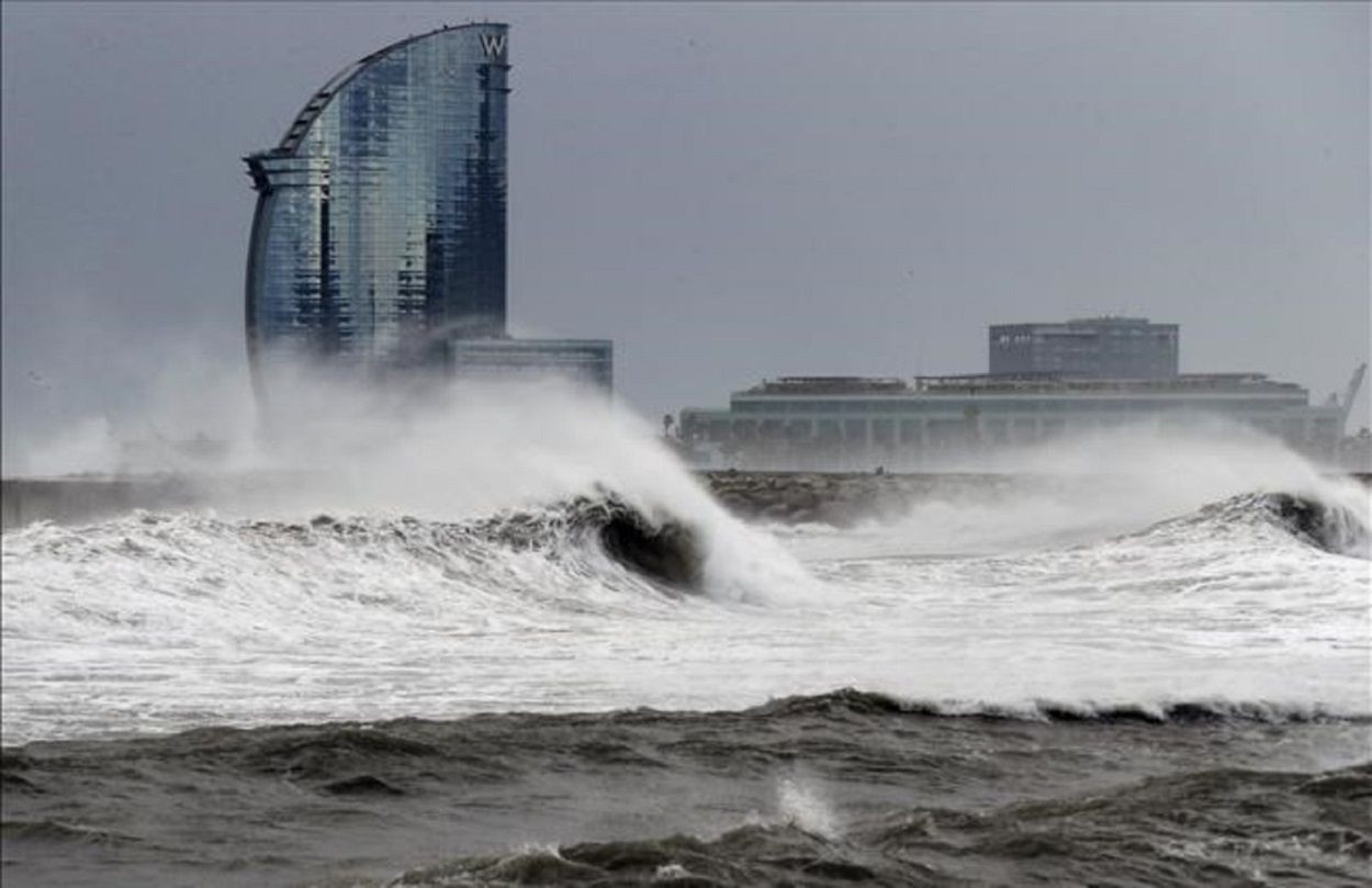 El Ayuntamiento de BCN ha prohibido el acceso al mar este domingo / Archivo