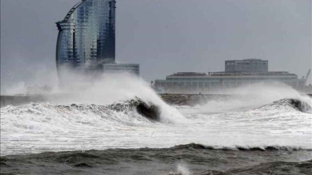 El Ayuntamiento de BCN ha prohibido el acceso al mar este domingo / Archivo