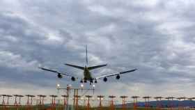 Avión aterrizando en el aeropuerto de Barcelona El Prat / EUROPA PRESS