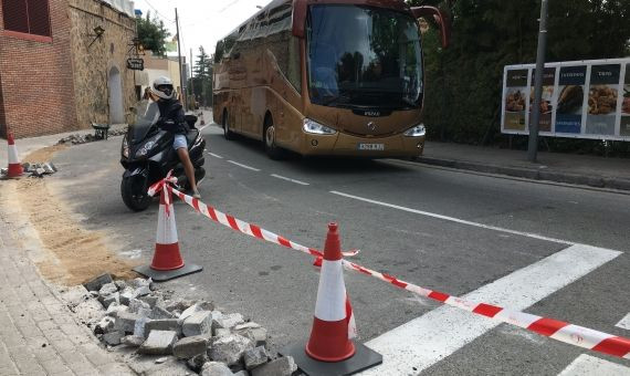 Un moto y un autocar que va al Park Güell, en otro punto conflictivo / MIKI