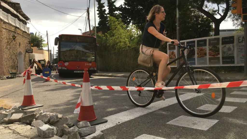 Una turissta en bicicleta es 'perseguida' por un bus en la calle Ramiro de Maeztu, en obras / MIKI