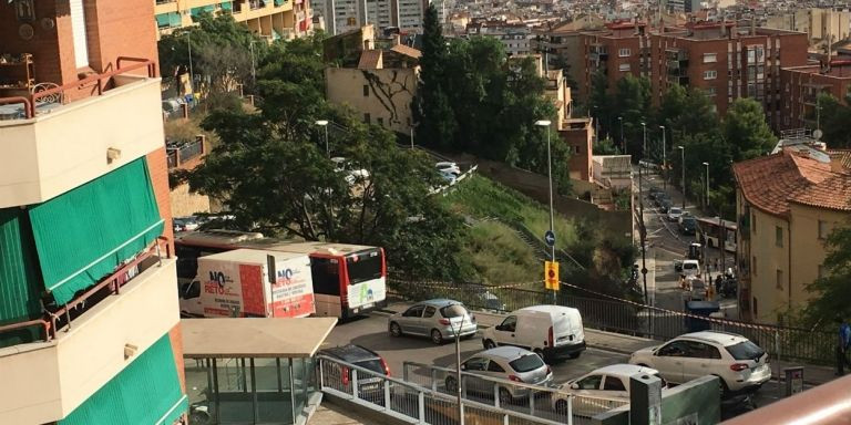 Atasco de un bus 24 en la calle Albert Llanas / ARCHIVO