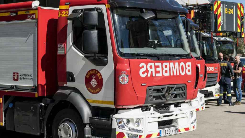 Los bomberos han logrado apagar el fuego y rescatar a los vecinos / @BCN_Bombers