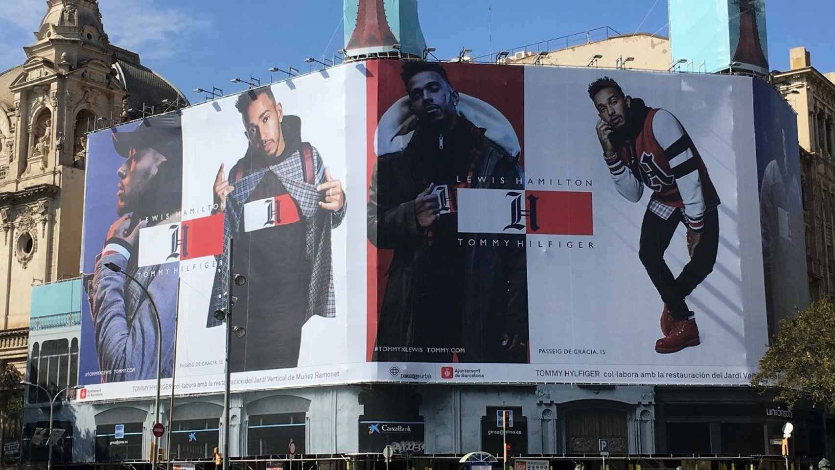 Lewis Hamilton preside en el cruce de Gran Vía y Rambla de Catalunya / MIKI