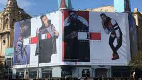 Lewis Hamilton preside en el cruce de Gran Vía y Rambla de Catalunya / MIKI