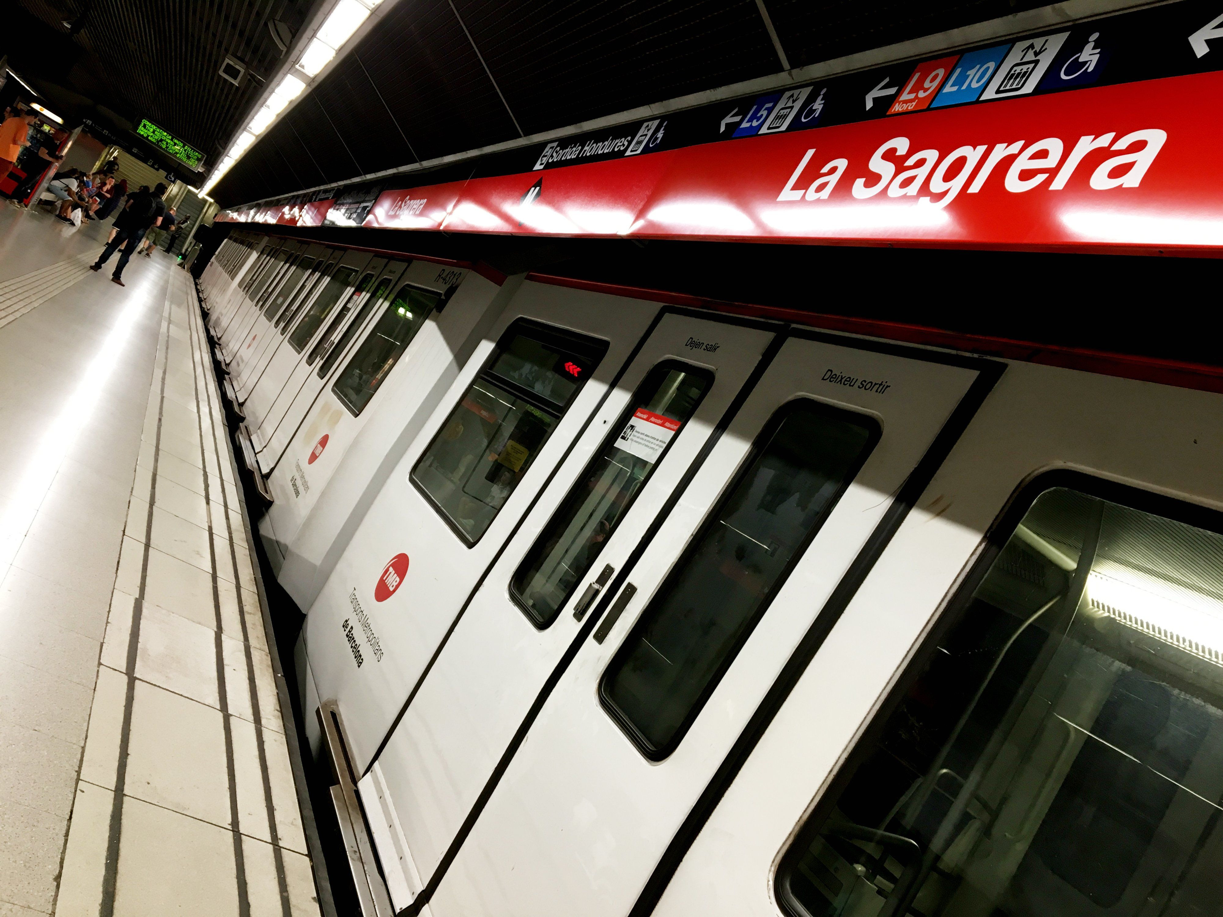 Vagón del metro parado en la estación de La Sagrera / DGM