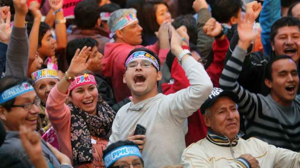 Peruanos de festejos en una imagen de archivo / EFE