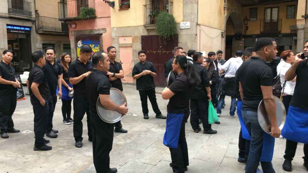 Personal de servicio en la manifestación por las terrazas. La FAVB considera que son obligados / MIKI