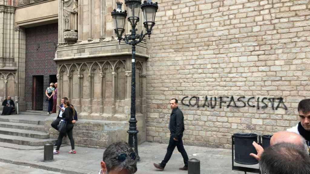 La pintada titulada 'Colau Fascista', en plena Catedral del Mar / MIKI