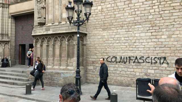 La pintada titulada 'Colau Fascista', en plena Catedral del Mar / MIKI