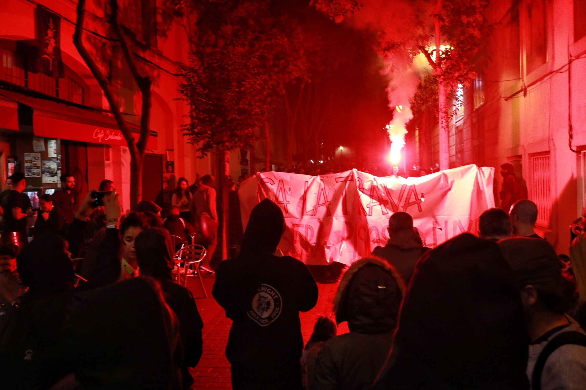 Los okupas de 'Ca la Trava' tomando las calles de Gràcia / HUGO FERNÁNDEZ