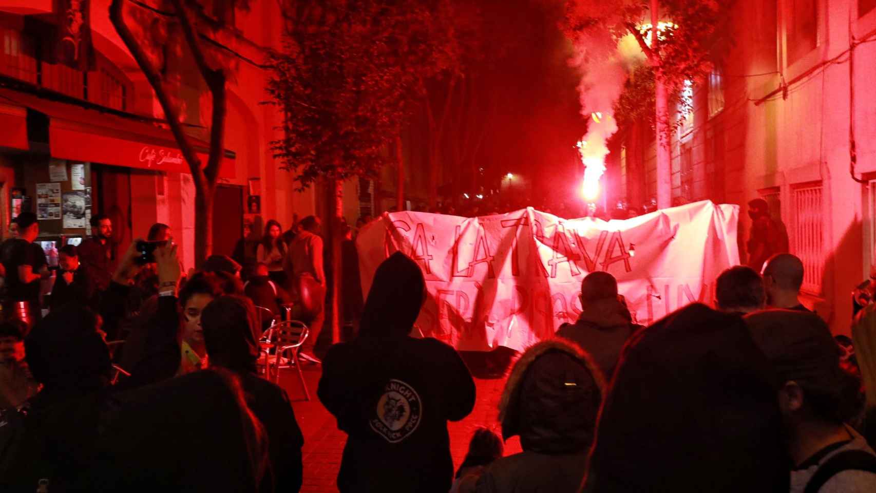 Los okupas de 'Ca la Trava' tomando las calles de Gràcia / HUGO FERNÁNDEZ