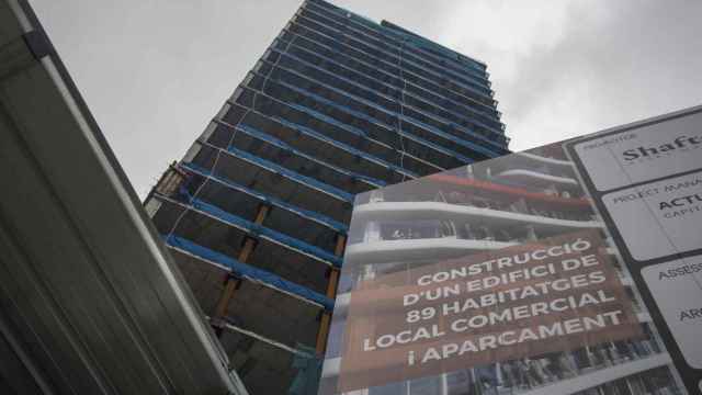 Cartel que anuncia la construcción de 89 viviendas en la avenida Diagonal / HUGO FERNÁNDEZ