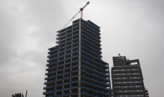 El edificio 'esqueleto' de la Diagonal se convertirá en un bloque con pisos de lujo / HUGO FERNÁNDEZ