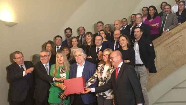 Josep Sánchez, Lliure junto a su equipo para presidir Foment del Treball / L. REGÀS