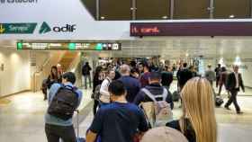 Pasajeros en la estación de Sants a la espera de una solución