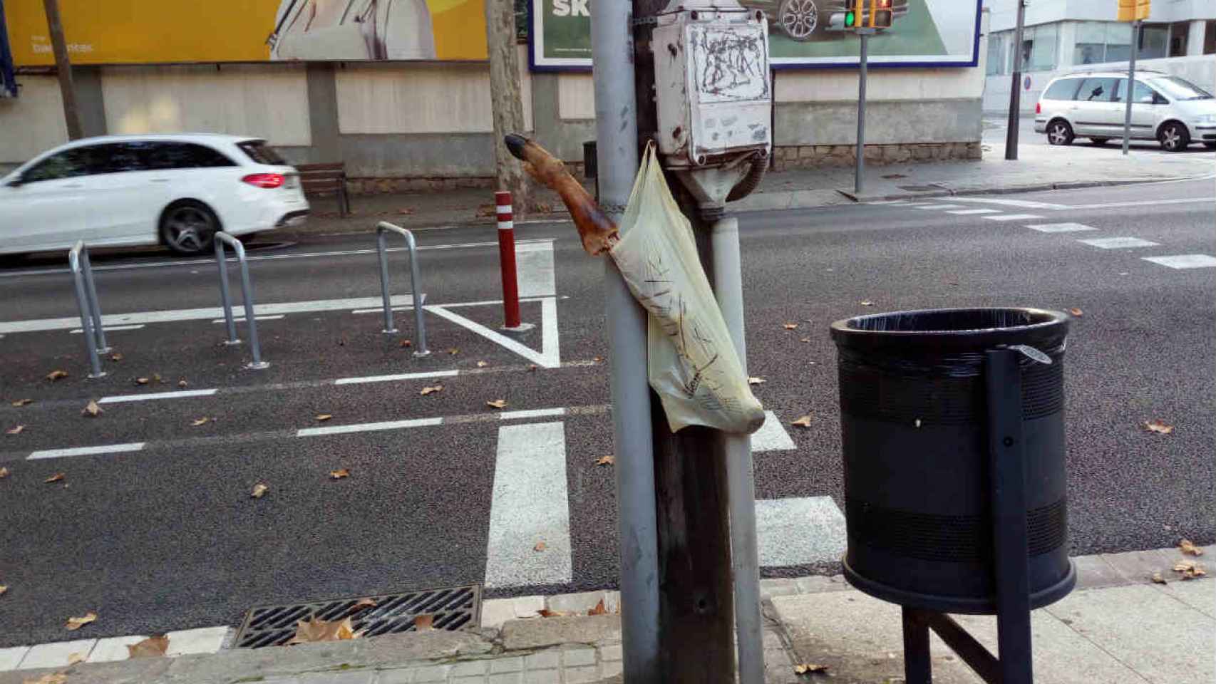 Las sobras de un jamón en la calle / HUGO FERNÁNDEZ