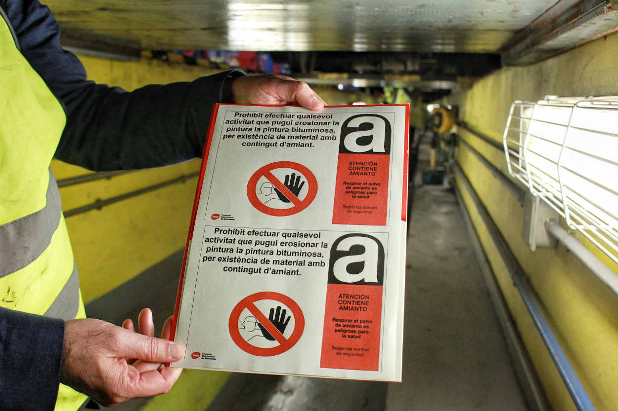 Con estos carteles avisará TMB de la presencia de amianto en un vagón / HUGO FERNÁNDEZ