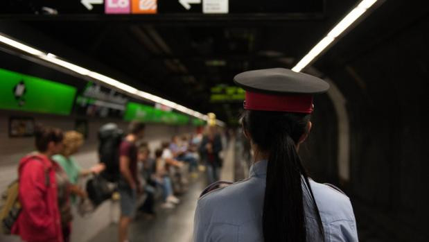 Una agente de los Mossos, en el metro de Barcelona