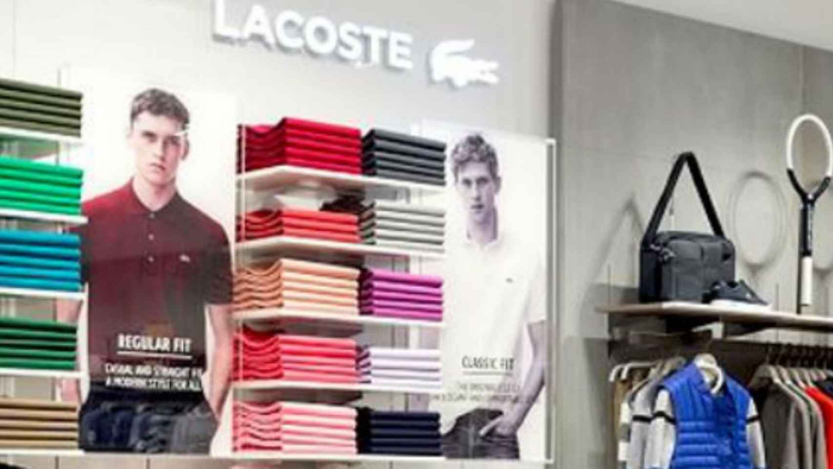 Tienda Lacoste con su colección de polos