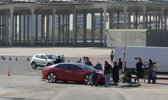 El equipo de rodaje inspecciona en Volkswagen Vizzion / HUGO FERNÁNDEZ