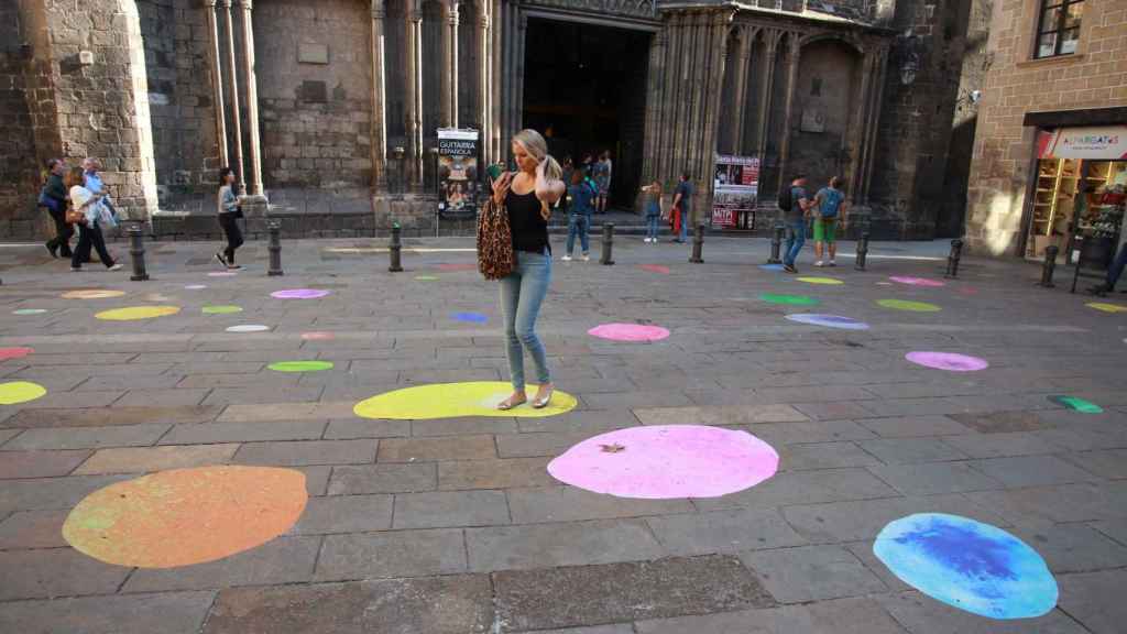 Burbujas de colores para reflejar el coste social del Alzheimer / HUGO FERNÁNDEZ