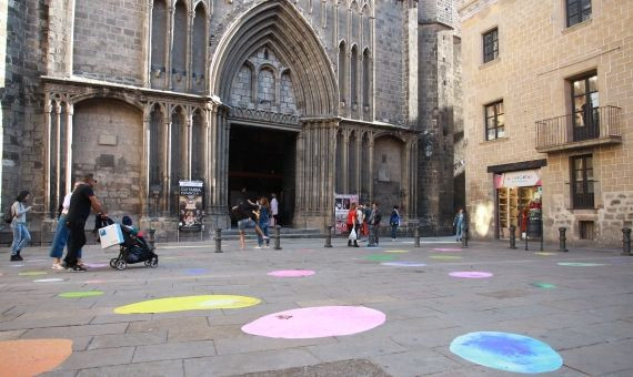 Burbujas de colores en la iglesia de Santa Maria del Pi / HUGO FERNÁNDEZ