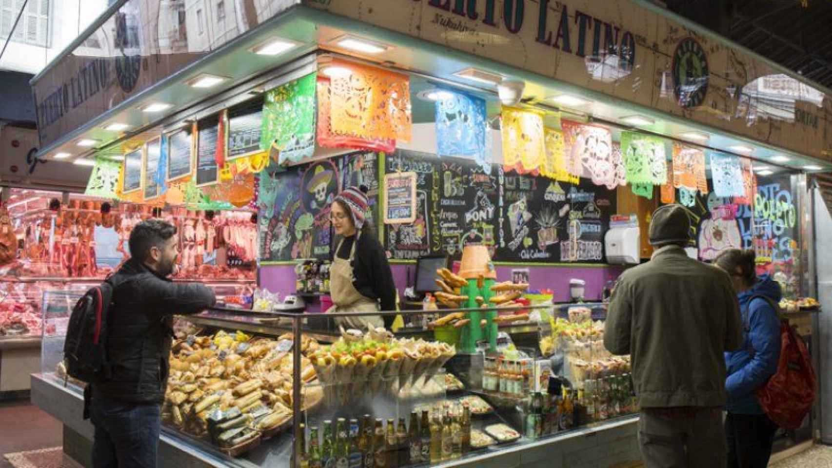 Una parada de productos latinos en el Mercado de la Boquería de Barcelona