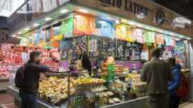 Una parada de productos latinos en el Mercado de la Boquería de Barcelona