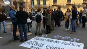 Los 'visualizadores' de Airbnb, durante su protesta ante el Ayuntamiento / MIKI