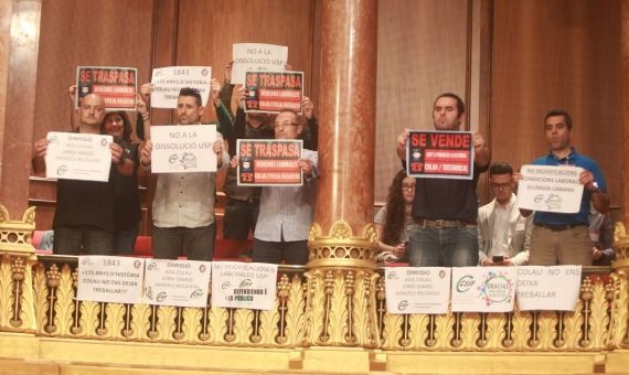 Momento de la protesta en el Pleno del Ayuntamiento de los miembros del CSIF de la GU / HUGO FERNÁNDEZ