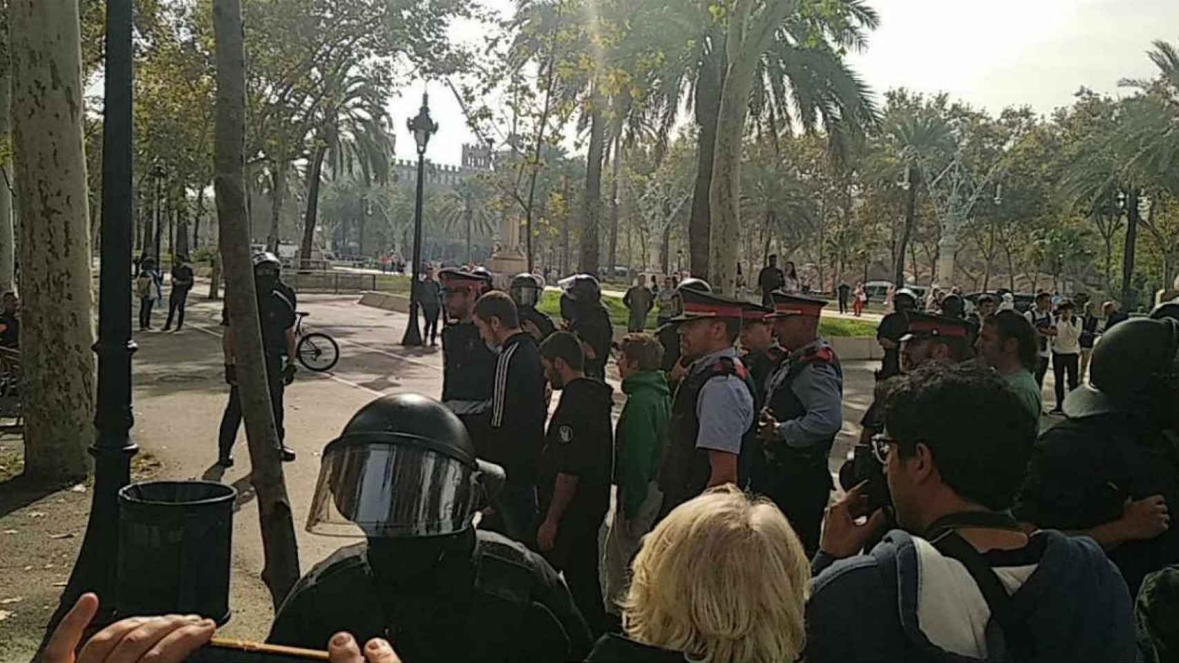 Momento de la detención de los tres miembros de los CDR detenidos / @CDRCatOficial