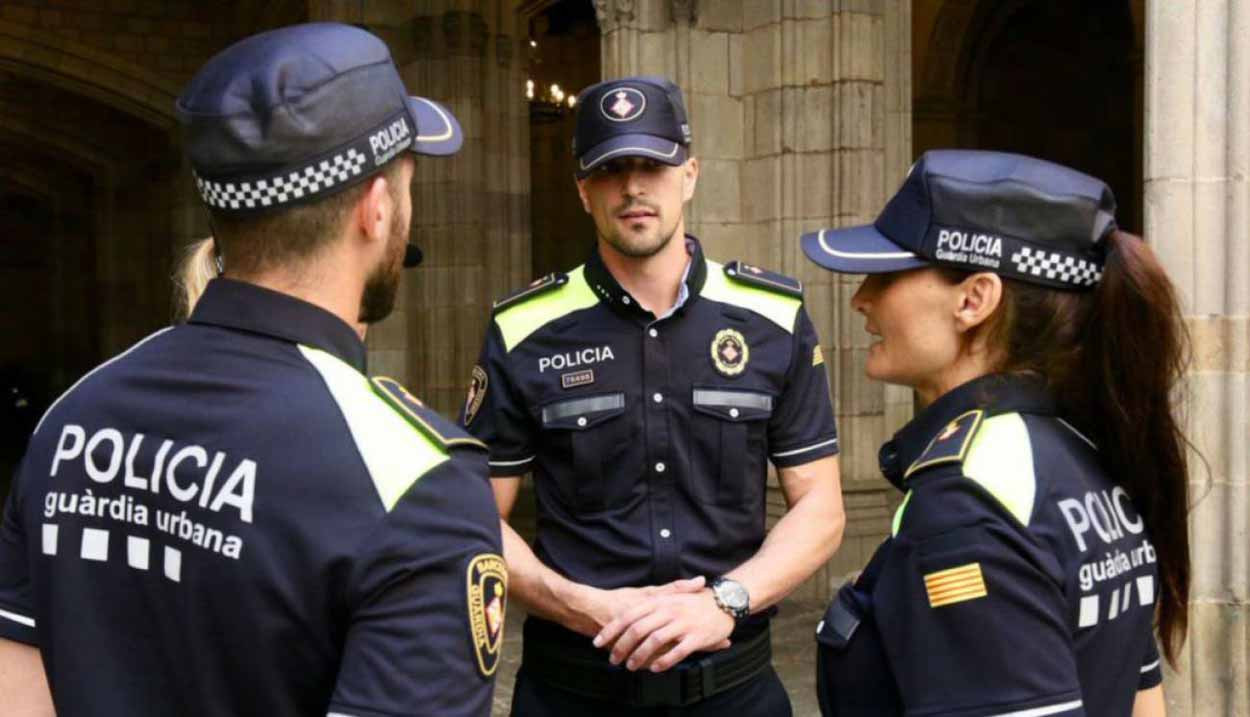 Tres miembros de la Guàrdia Urbana con los uniformes de verano