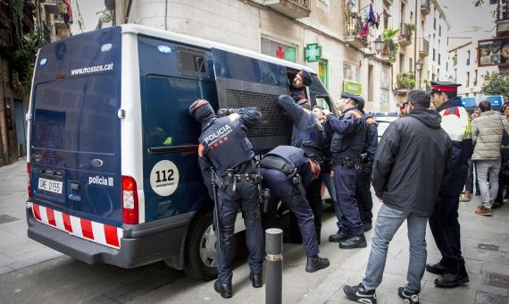 Los Mossos, durante la redada contra los narcopisos del Raval