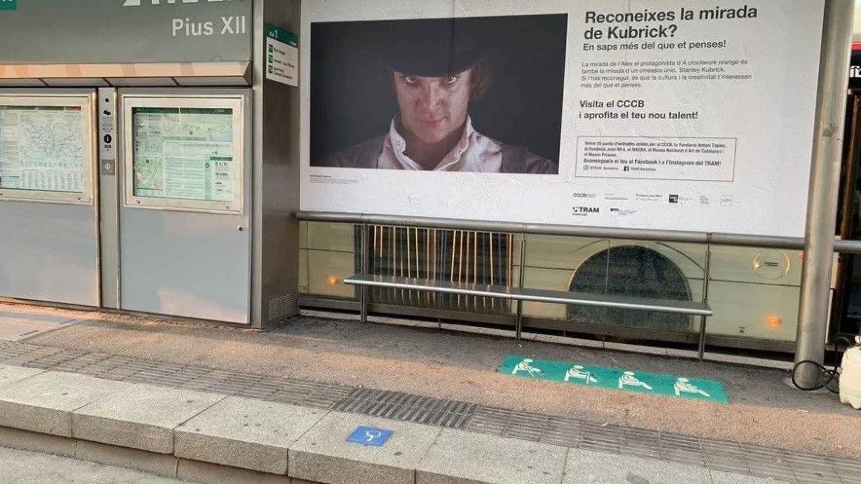 Cartel de la exposición del CCCB sobre Kubrick en una parada del Tram