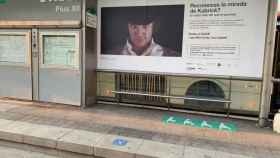 Cartel de la exposición del CCCB sobre Kubrick en una parada del Tram