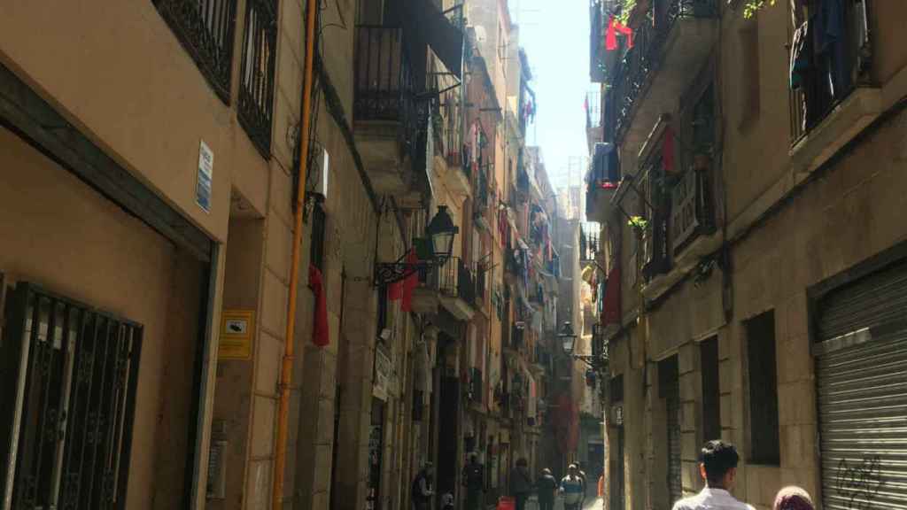 Las calles del Raval siguen siendo centro de interés de los narcotraficantes / CR