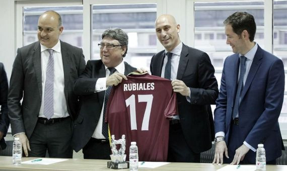 Subies (izq.) y Rubiales (segundo por la dcha.), en un acto de la RFEF / EFE