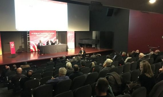 Decenas de personas han acudido a la conferencia en el CCCB / MIKI