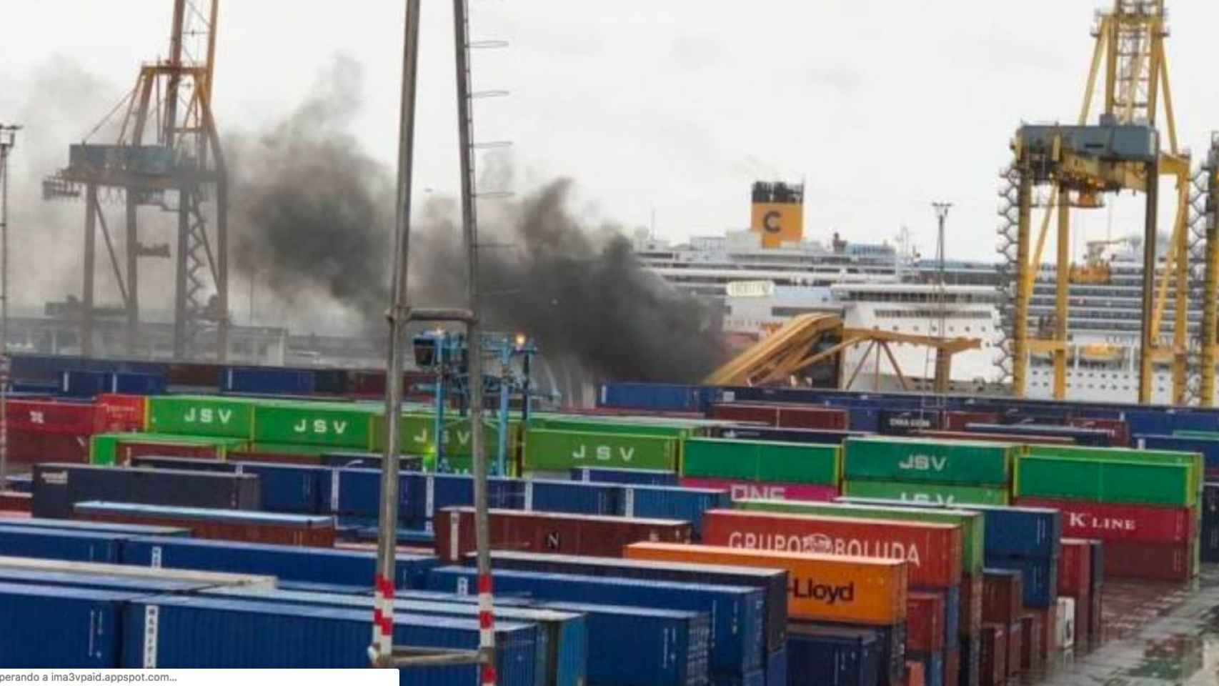 Humo en el Puerto de Barcelona tras el choque de un barco con una grúa / TWITTER