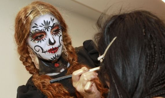 Lupita maquillando a otra de las Catrinas para el Día de Muertos / HUGO FERNÁNDEZ