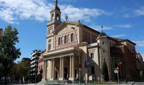 Iglesia de Santa Maria de la Bonanova y principio del paseo de la Bonanova / HUGO FERNÁNDEZ