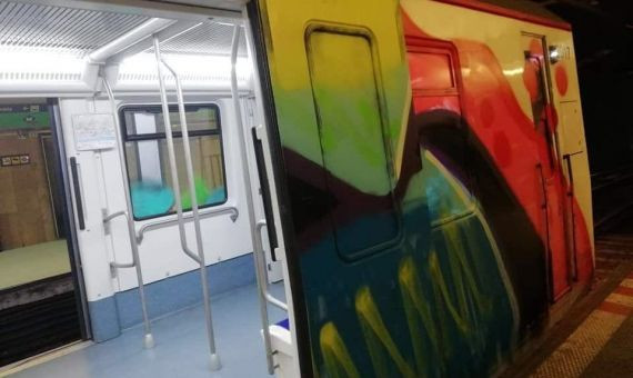 Pintada de los grafiteros en un vagón del metro de Barcelona / Archivo