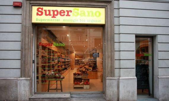 El exterior de la tienda SuperSano en Barcelona / HUGO FERNÁNDEZ