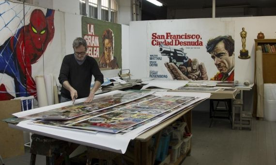 Ernesto Camacho trabajando en su imprenta / HUGO FERNÁNDEZ